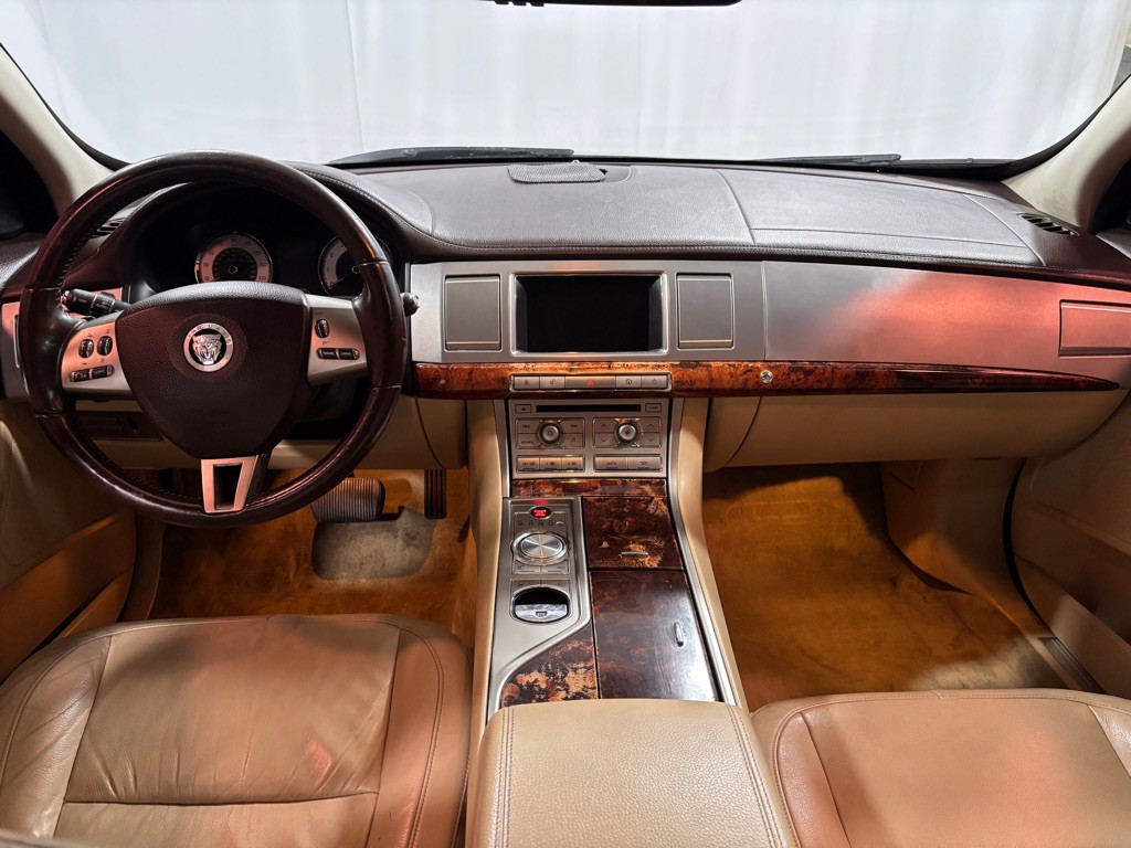 2011 Jaguar XF Image 10