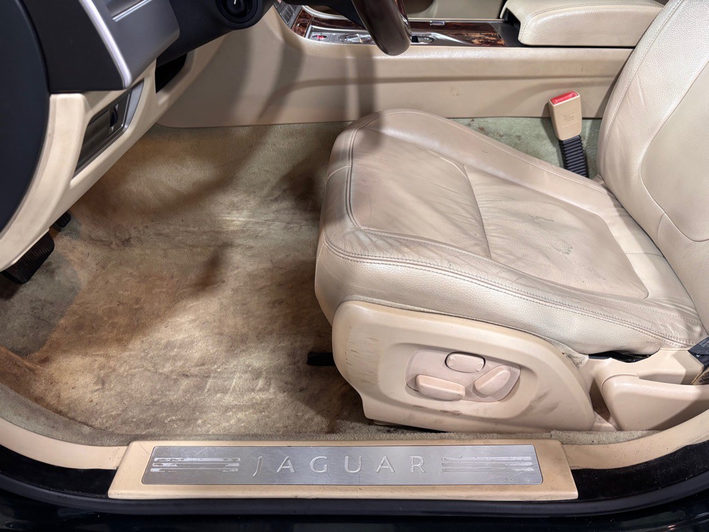 2011 Jaguar XF Image 11