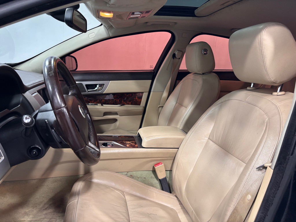 2011 Jaguar XF Image 12