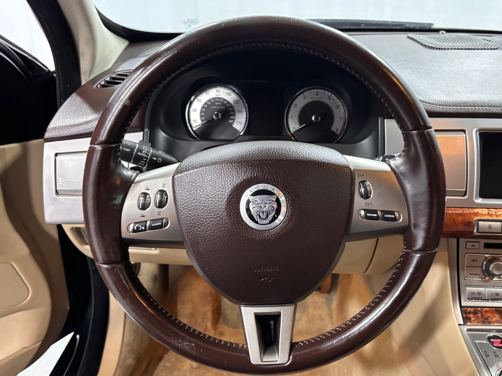 2011 Jaguar XF Image 13