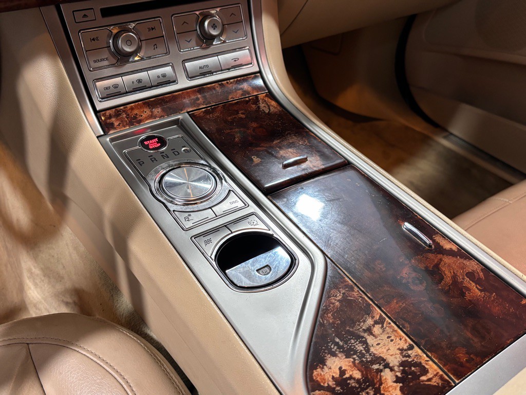 2011 Jaguar XF Image 14