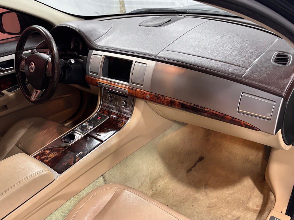 2011 Jaguar XF Image 17