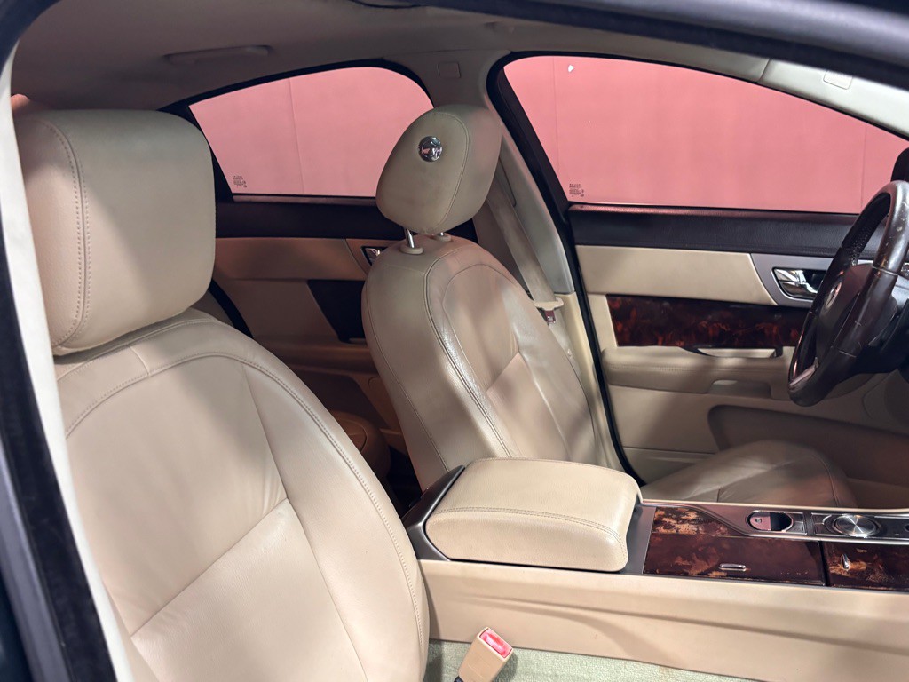 2011 Jaguar XF Image 19