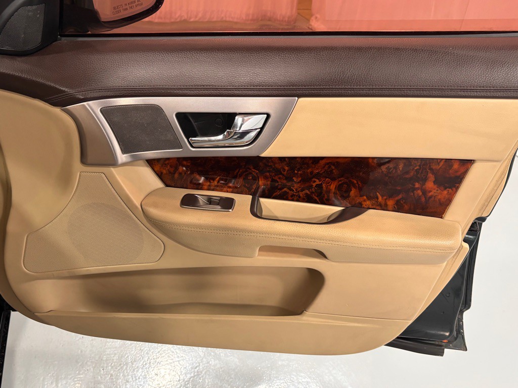 2011 Jaguar XF Image 20