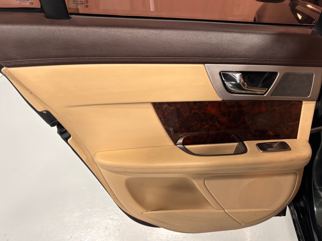 2011 Jaguar XF Image 23