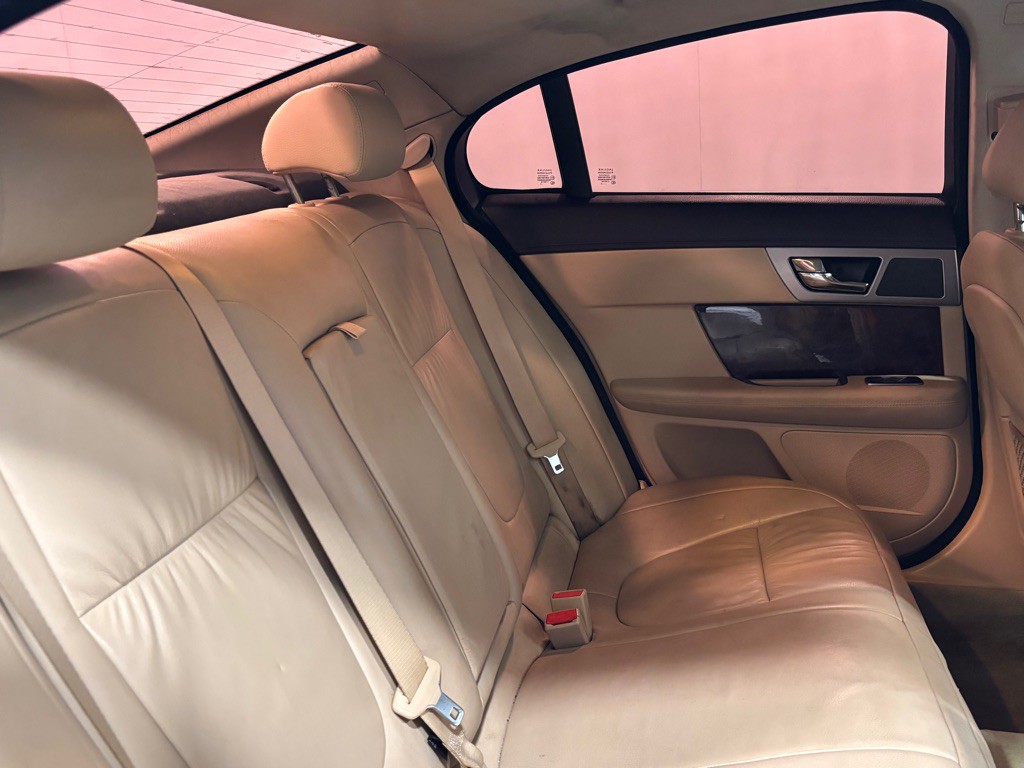 2011 Jaguar XF Image 25