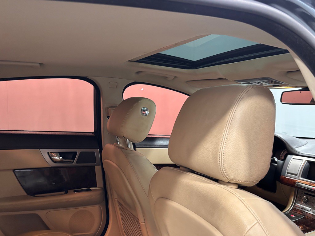 2011 Jaguar XF Image 26