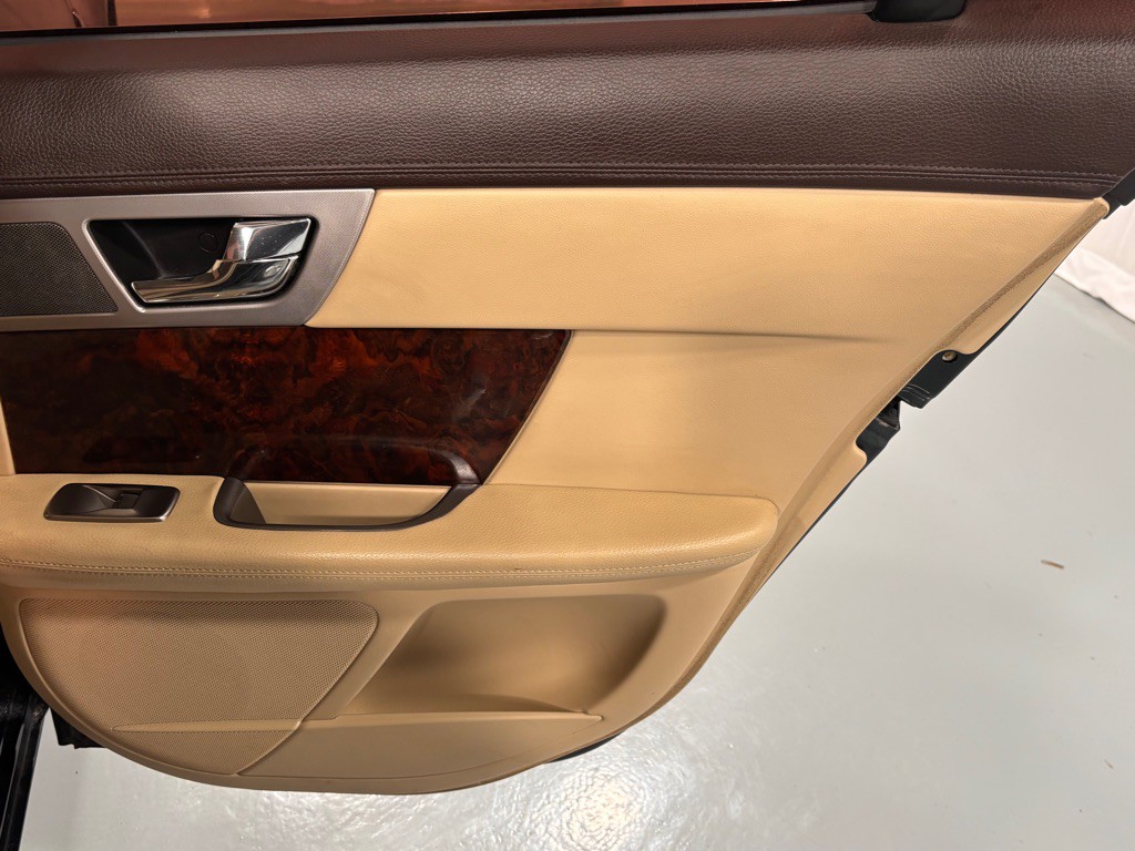 2011 Jaguar XF Image 27