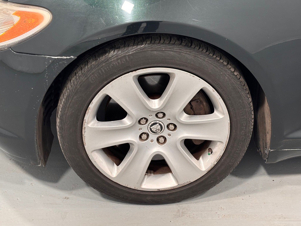 2011 Jaguar XF Image 30