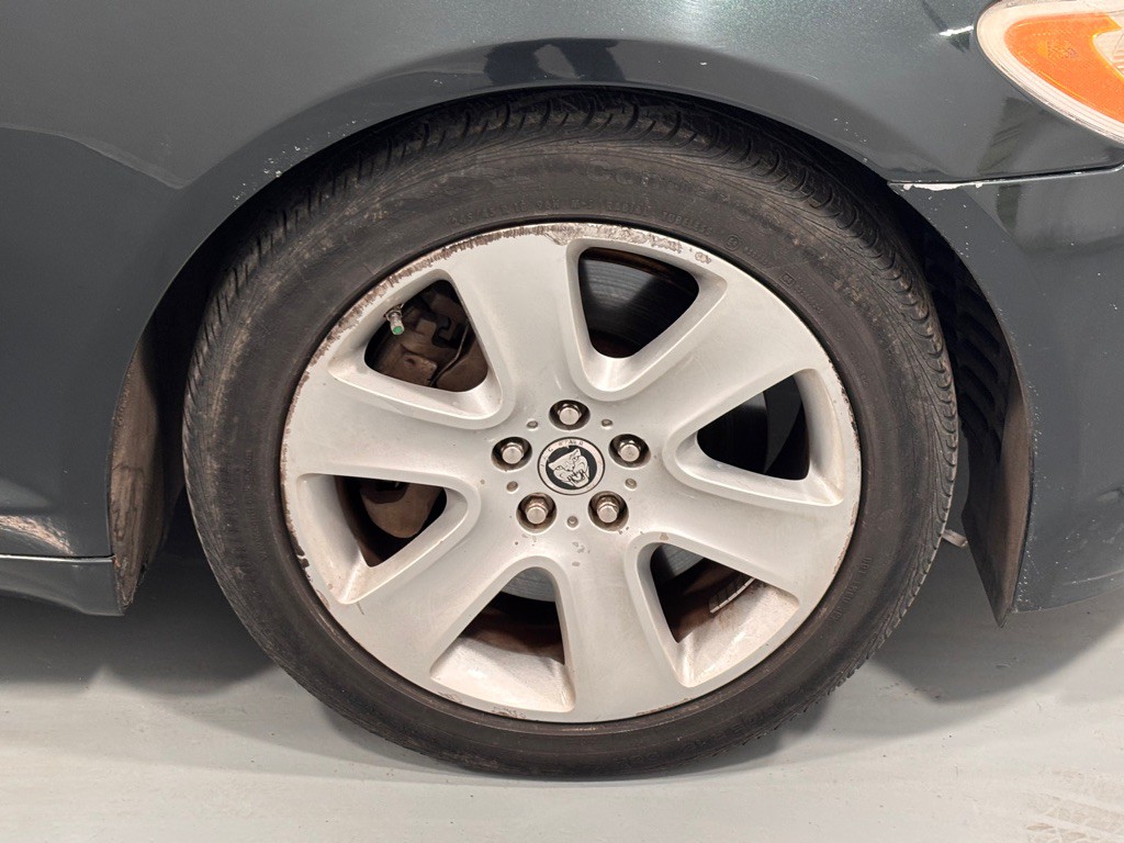 2011 Jaguar XF Image 32