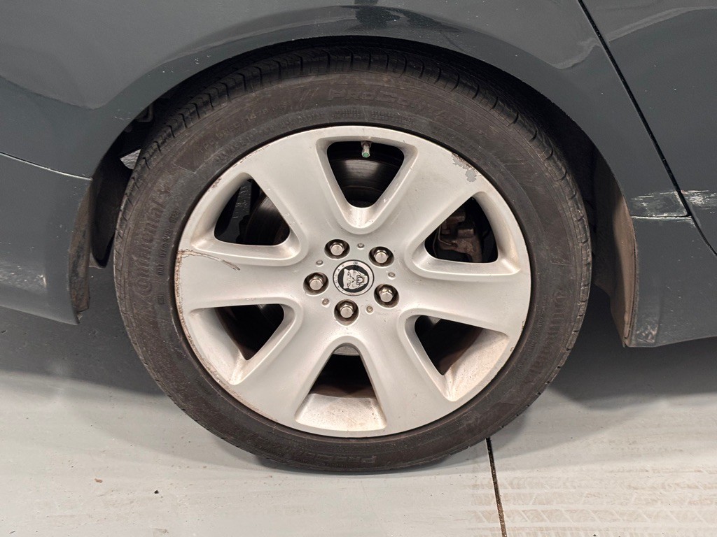 2011 Jaguar XF Image 33