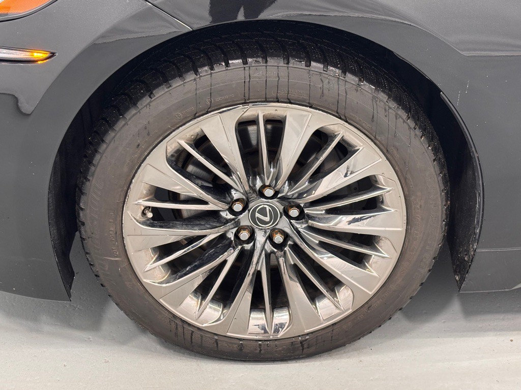 2018 Lexus LS Image 30