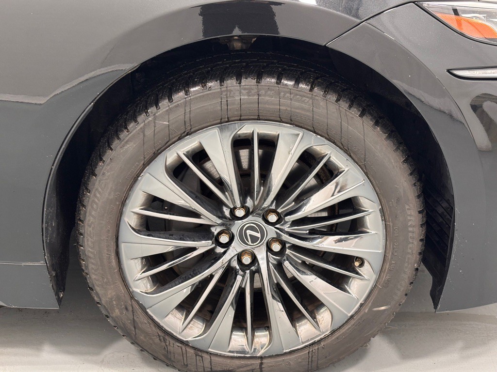 2018 Lexus LS Image 32