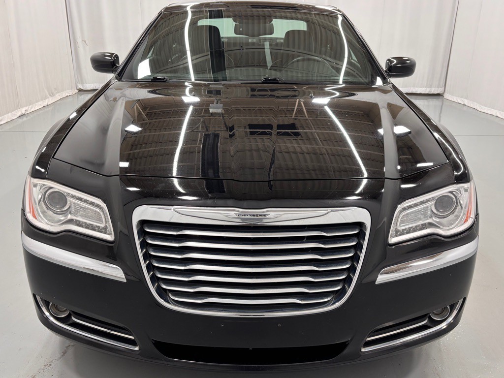 2013 Chrysler 300 Image 2