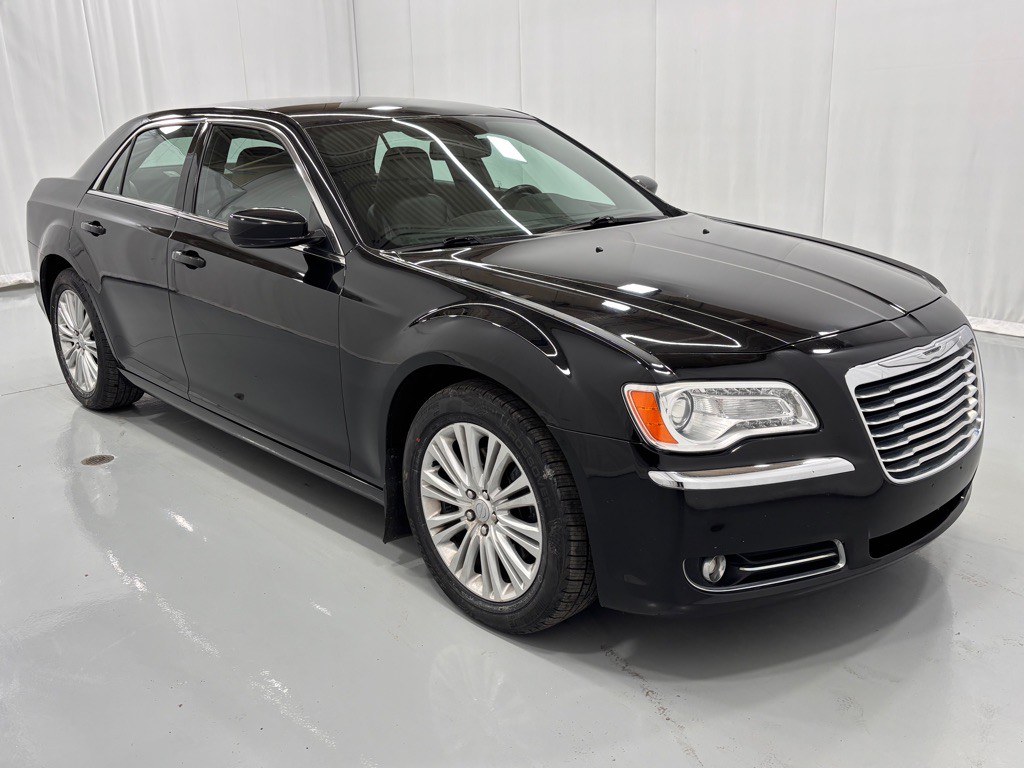 2013 Chrysler 300 Image 3