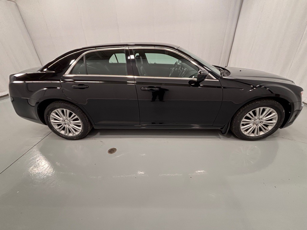 2013 Chrysler 300 Image 4