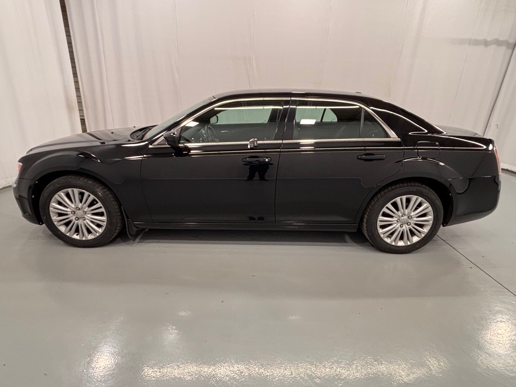 2013 Chrysler 300 Image 8