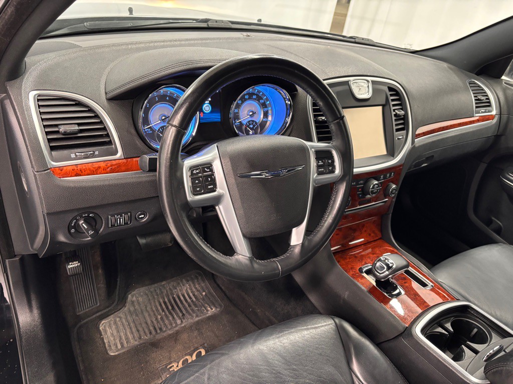 2013 Chrysler 300 Image 9