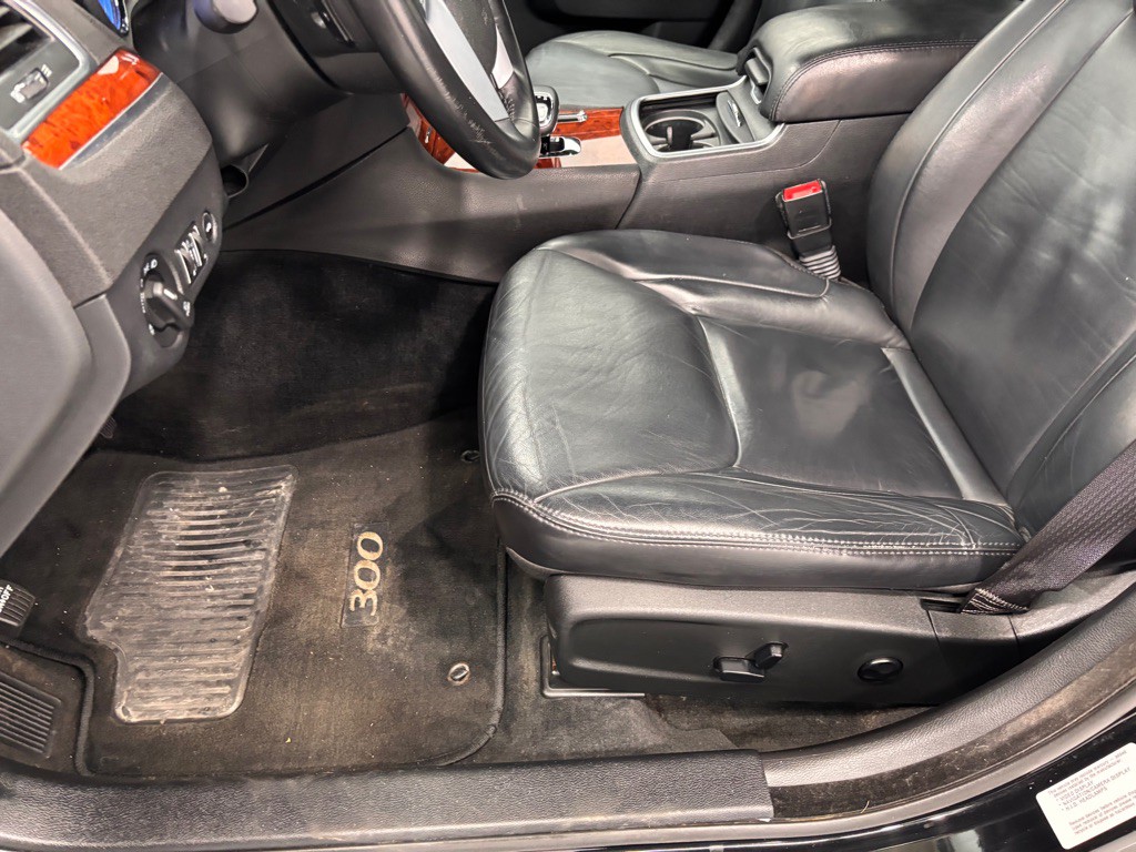 2013 Chrysler 300 Image 11