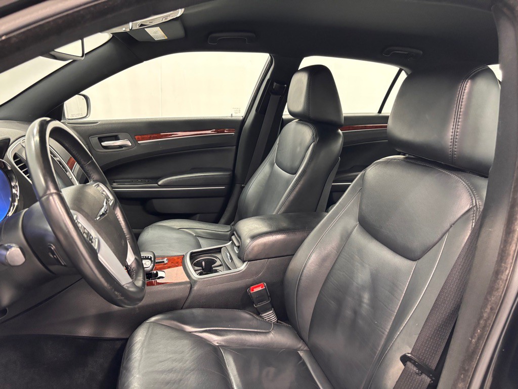 2013 Chrysler 300 Image 12