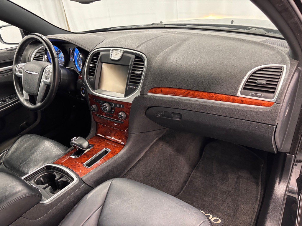 2013 Chrysler 300 Image 17