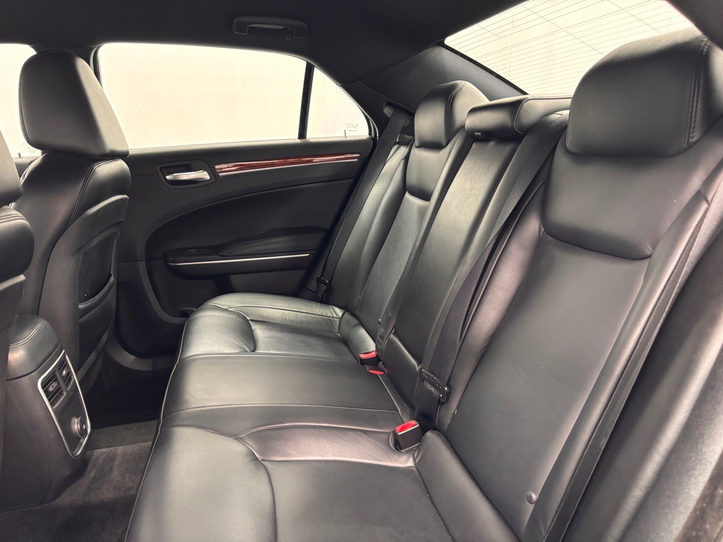 2013 Chrysler 300 Image 22