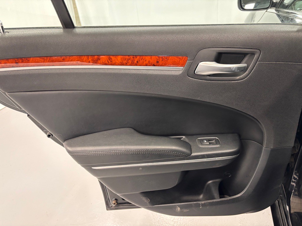 2013 Chrysler 300 Image 23