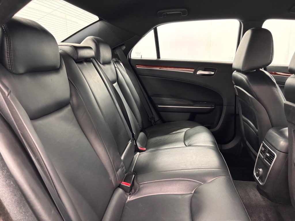 2013 Chrysler 300 Image 25