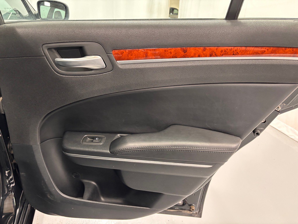 2013 Chrysler 300 Image 27