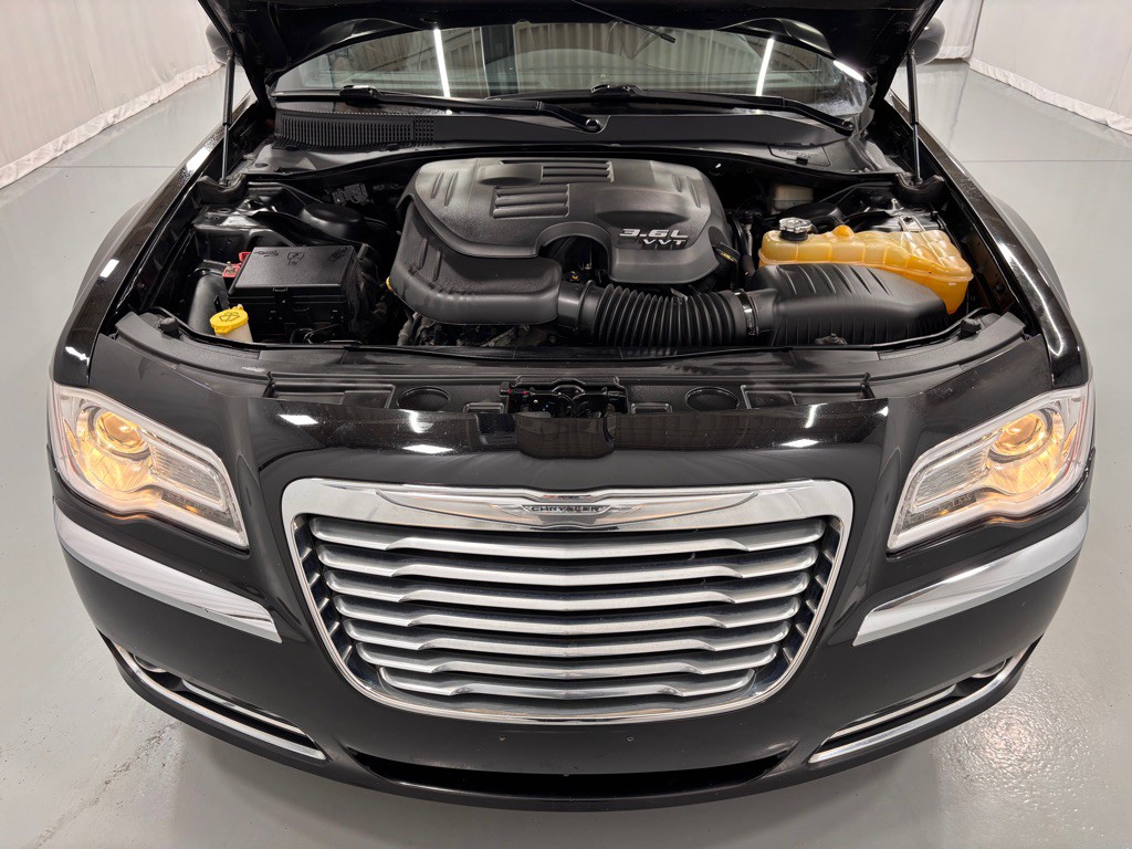 2013 Chrysler 300 Image 29