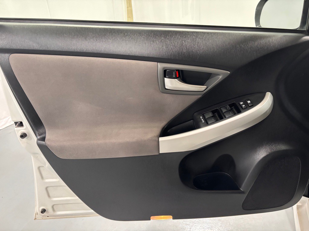 2014 Toyota Prius Image 16