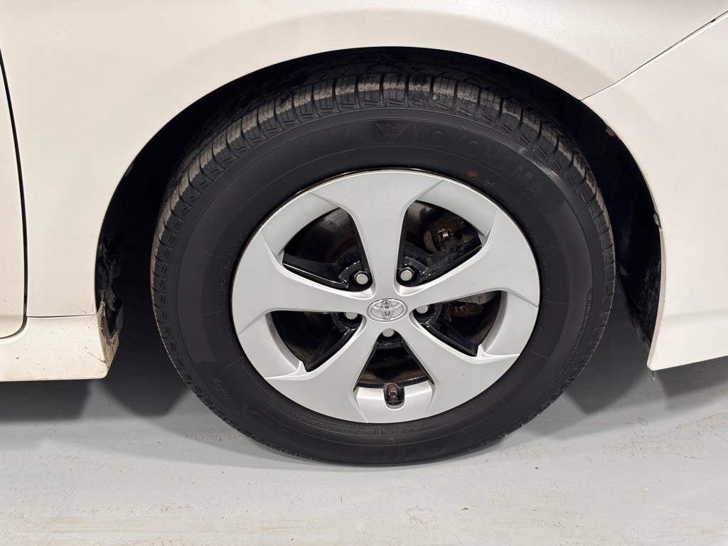 2014 Toyota Prius Image 32