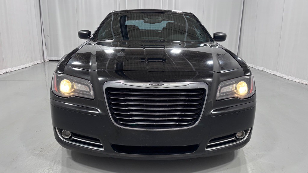 2014 Chrysler 300 Image 2