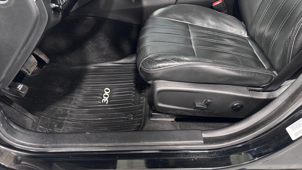 2014 Chrysler 300 Image 11