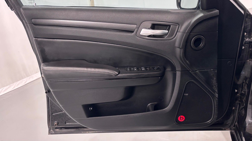 2014 Chrysler 300 Image 16