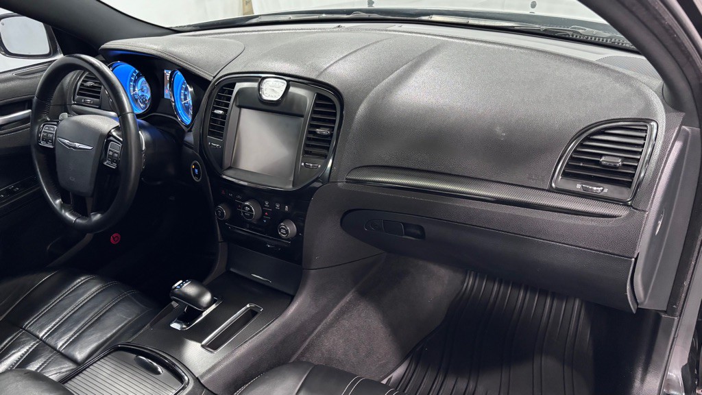 2014 Chrysler 300 Image 17