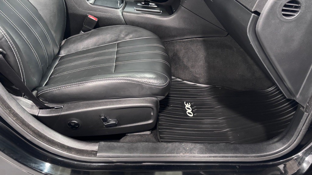 2014 Chrysler 300 Image 18