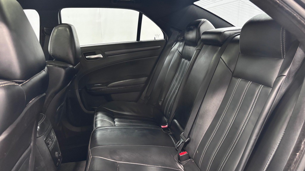 2014 Chrysler 300 Image 22