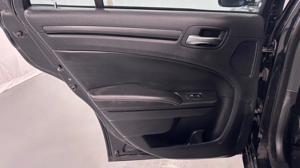 2014 Chrysler 300 Image 23