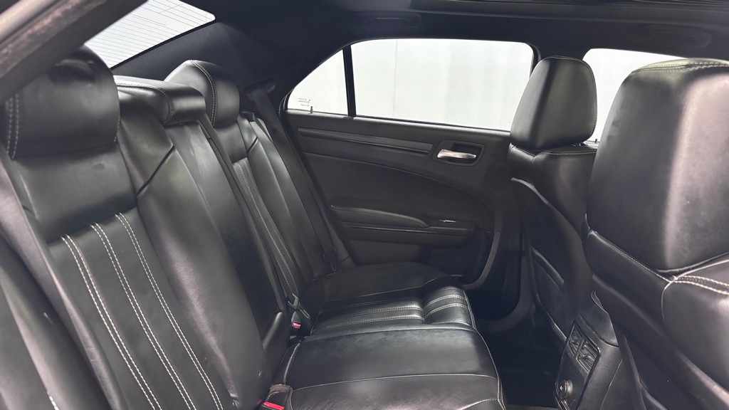 2014 Chrysler 300 Image 25