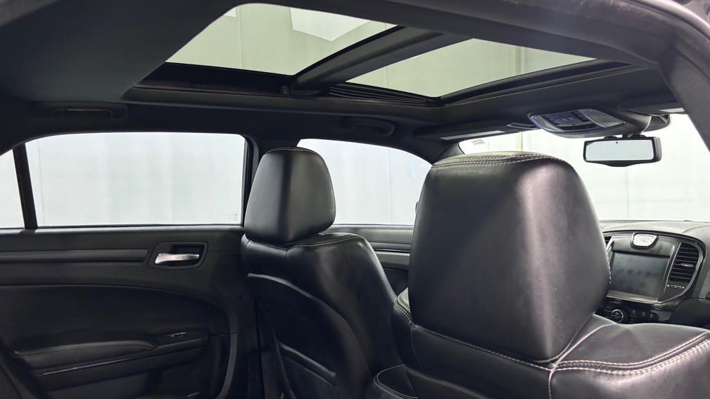 2014 Chrysler 300 Image 26