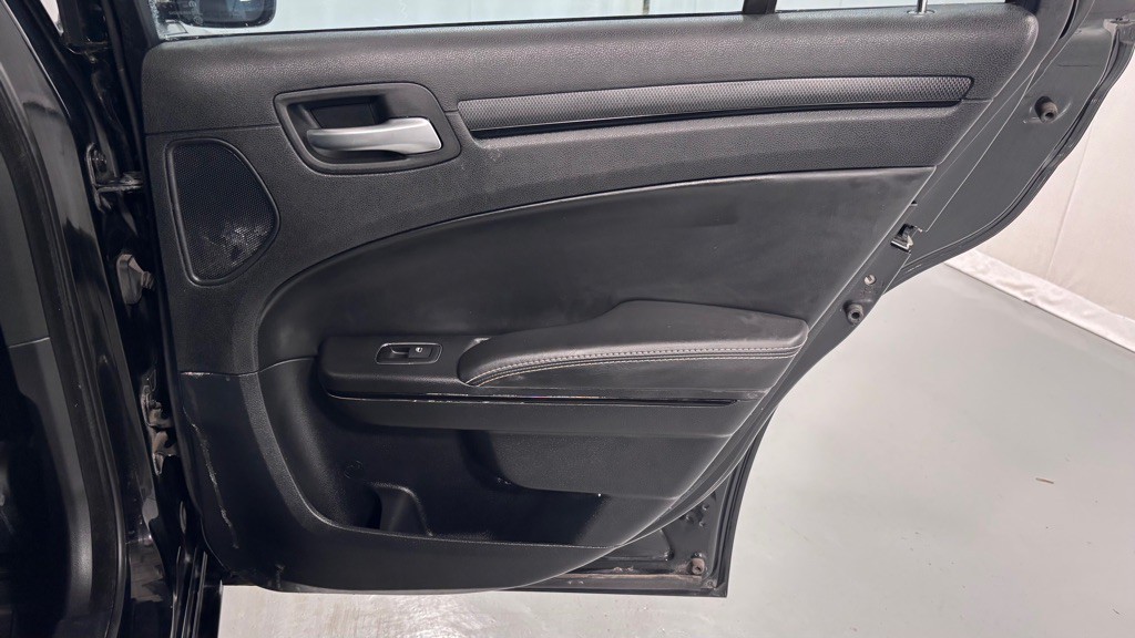 2014 Chrysler 300 Image 27