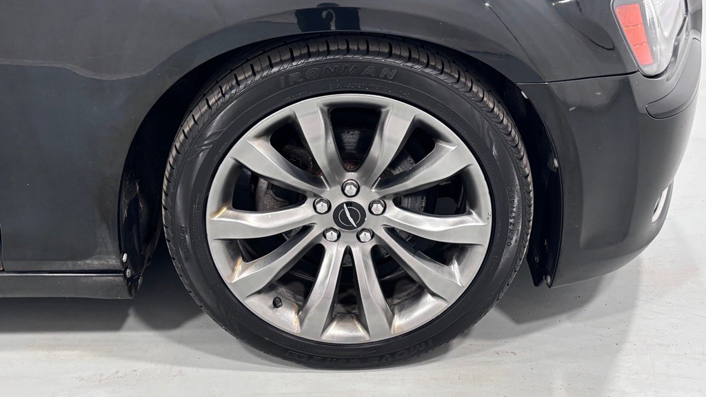 2014 Chrysler 300 Image 32