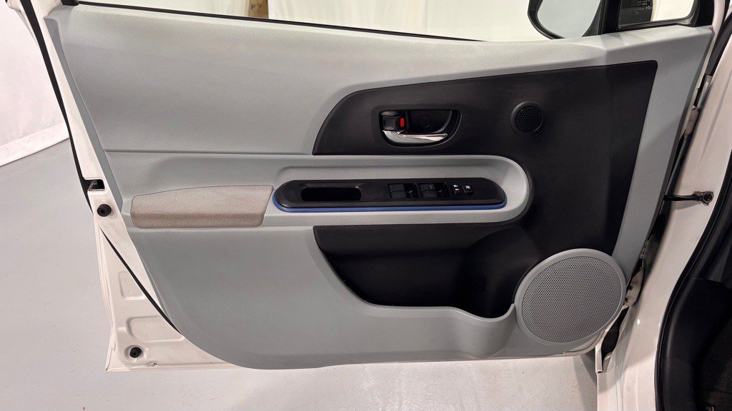 2013 Toyota Prius Image 16