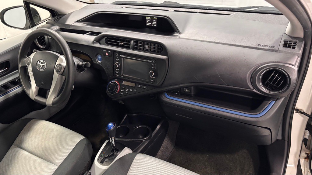 2013 Toyota Prius Image 17