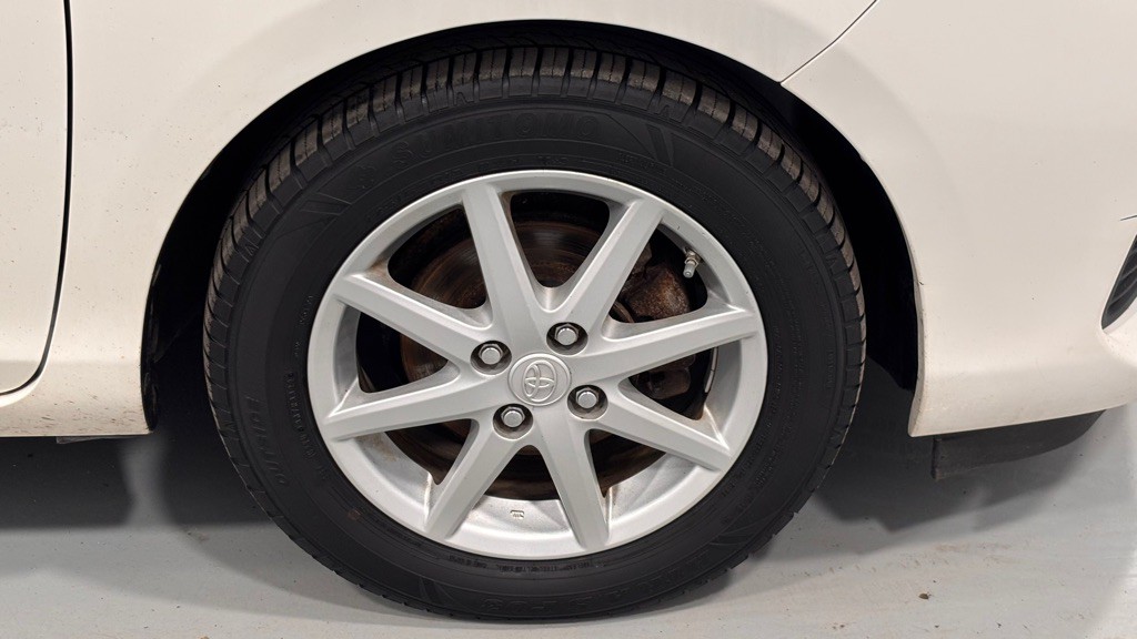 2013 Toyota Prius Image 32