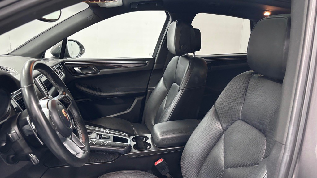2016 Porsche Macan Image 12