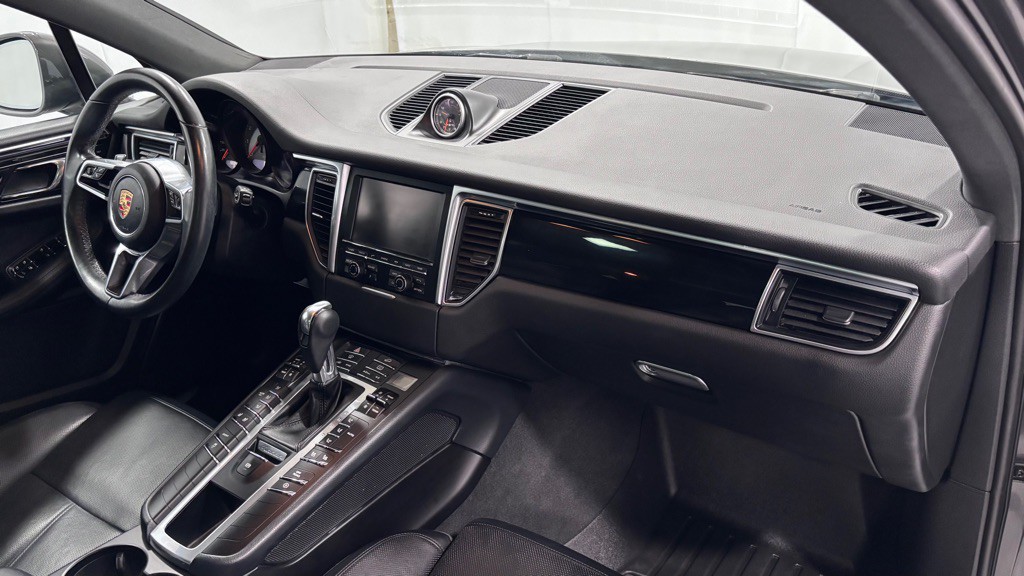 2016 Porsche Macan Image 17