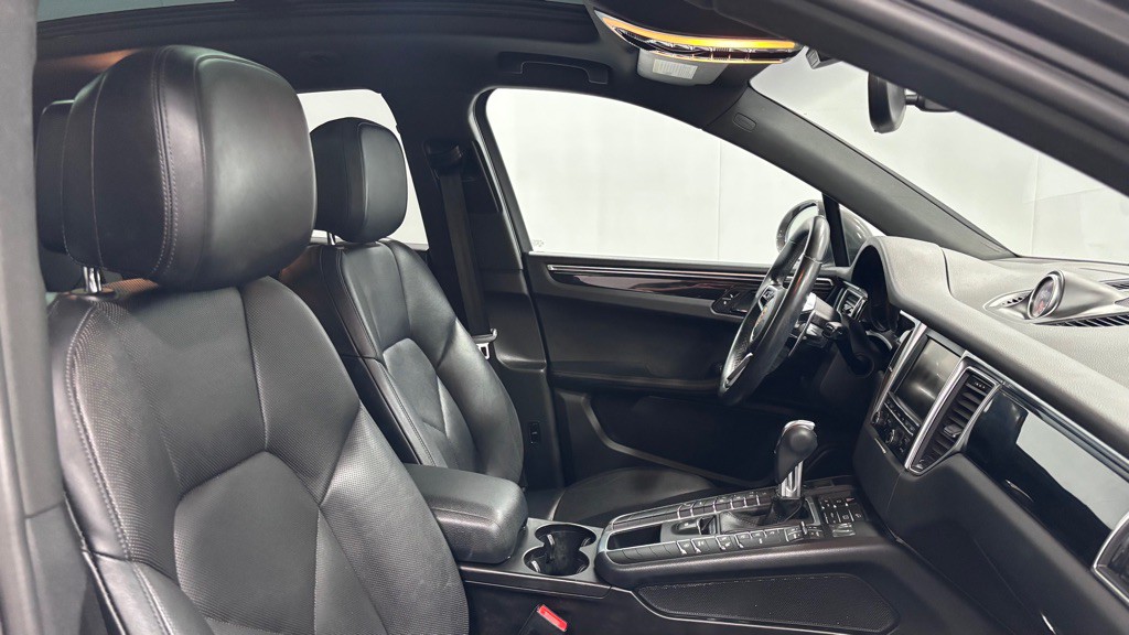 2016 Porsche Macan Image 19