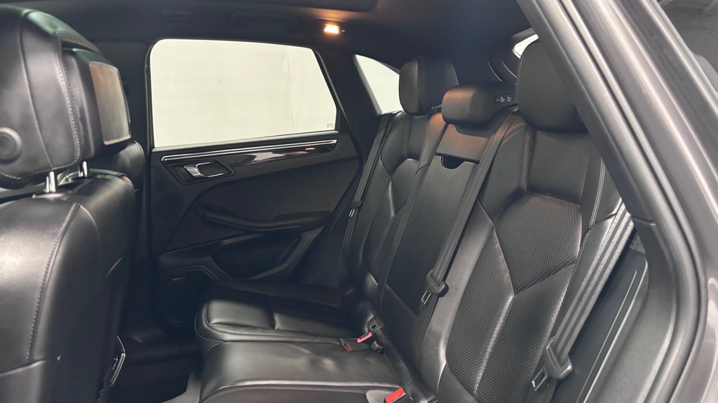 2016 Porsche Macan Image 22